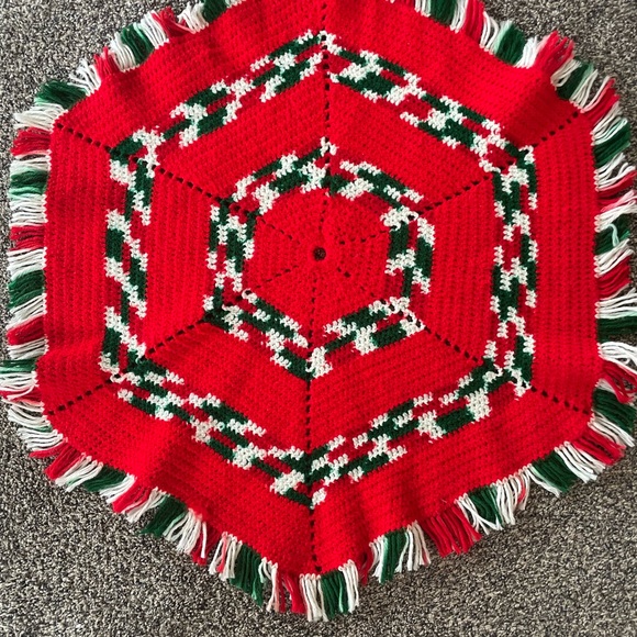 Vintage Handmade Granny Tree Skirt or Tablecloth Christmas 31” - Picture 2 of 5